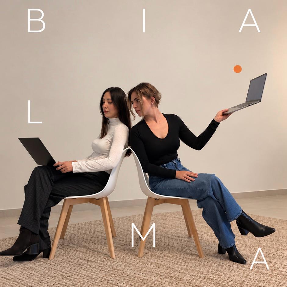Alessandra Ajdini e Martina Bianchini sedute schiena contro schiena, con le lettere di Bialma sul muro